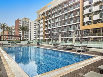 1br azizi riviera b7 pool view
