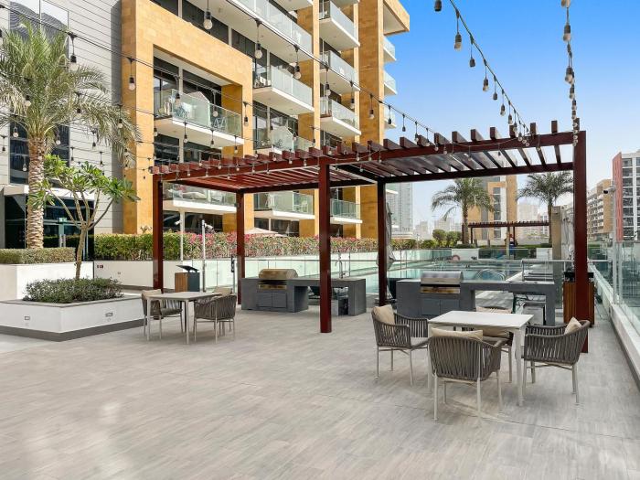 1br azizi riviera b7 pool view