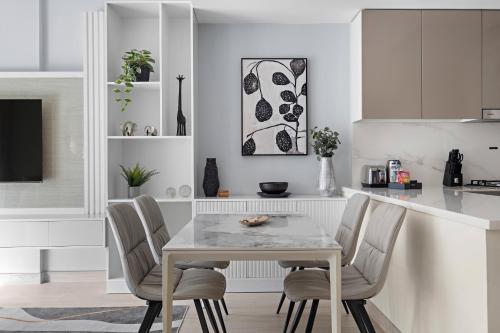 1br azizi riviera b7 pool view