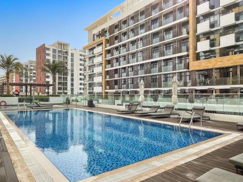 1br azizi riviera b7 pool view