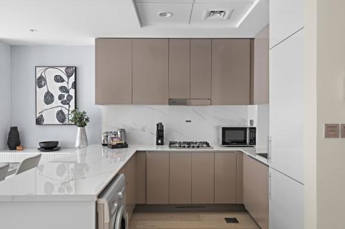 1br azizi riviera b7 pool view