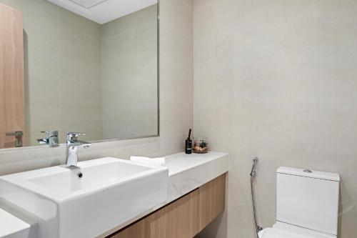 1br azizi riviera b7 pool view