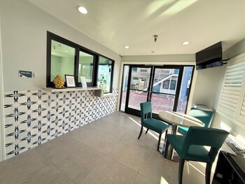 Royale Inn Motel,,2 star
