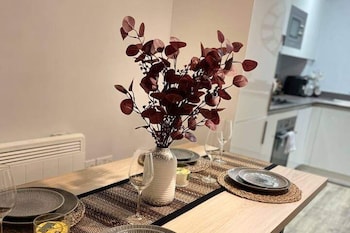 stylish retreat sleeps 6 terrace 2bedroom petsok