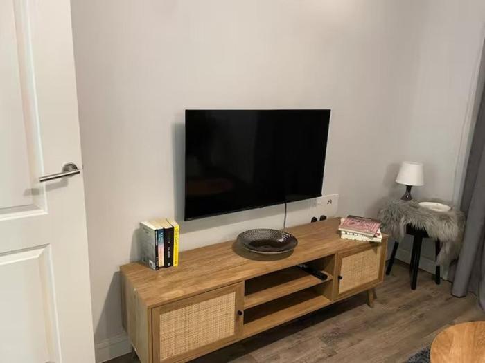 stylish retreat sleeps 6 terrace 2bedroom petsok