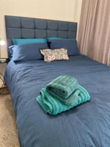 stylish retreat sleeps 6 terrace 2bedroom petsok