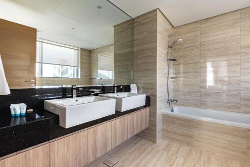 simply comfort in missoni top floor with sea canal and burj khalifa views
