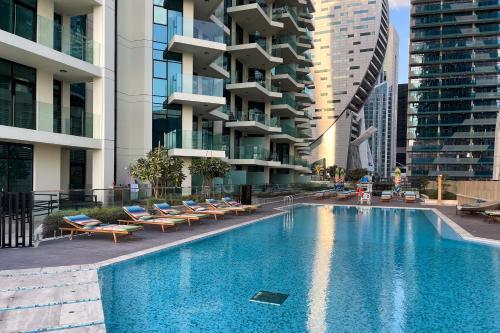 simply comfort in missoni top floor with sea canal and burj khalifa views