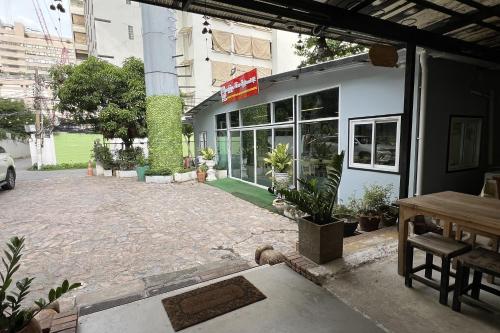 orchid hostel near bumrungrad hospital and nana market