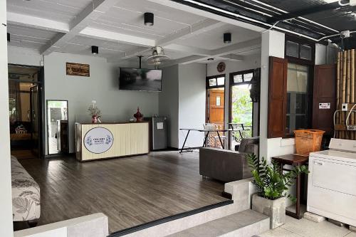 orchid hostel near bumrungrad hospital and nana market