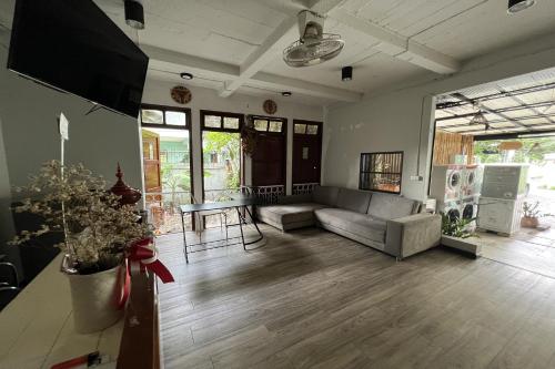 orchid hostel near bumrungrad hospital and nana market