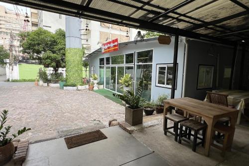 orchid hostel near bumrungrad hospital and nana market