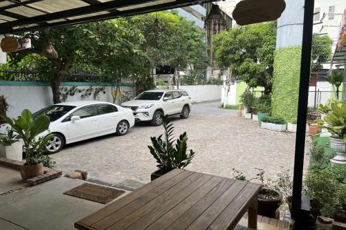 orchid hostel near bumrungrad hospital and nana market