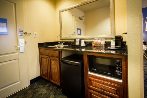 hampton inn and suites natchez
