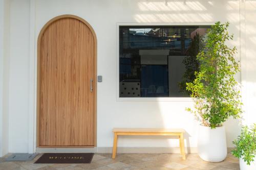 De Blue Door,,2 star