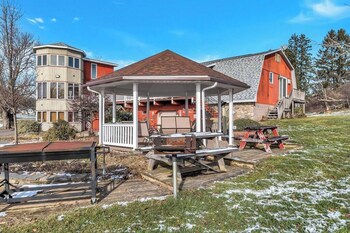 red barn village apartments