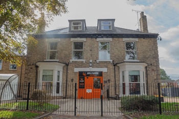 Hullywood Rooms,,2 star