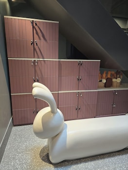 arni her ladies hotel