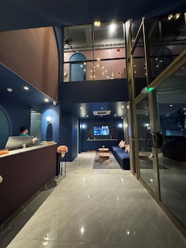 arni her ladies hotel