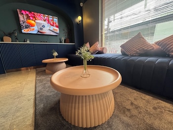 arni her ladies hotel