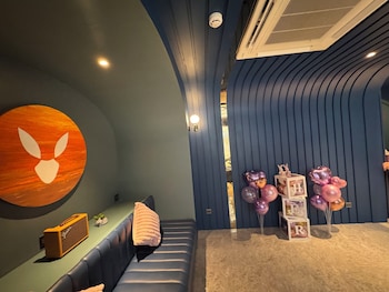 arni her ladies hotel