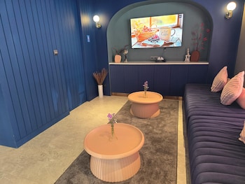 arni her ladies hotel