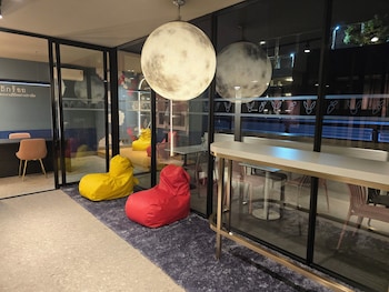 arni her ladies hotel