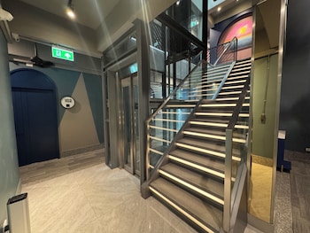 arni her ladies hotel