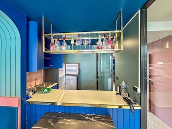 arni her ladies hotel