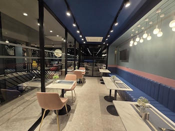 arni her ladies hotel