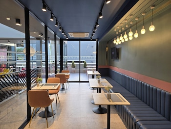 arni her ladies hotel