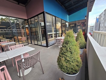 arni her ladies hotel