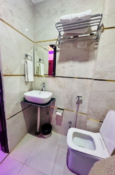 the classic crowne at delhi airport