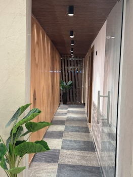 the classic crowne at delhi airport