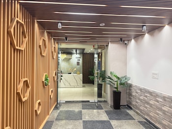 the classic crowne at delhi airport