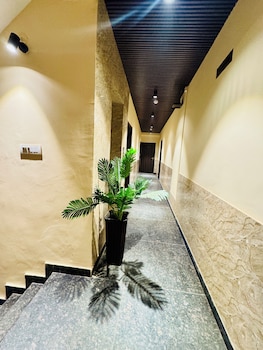 the classic crowne at delhi airport