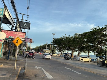 Vs Beach Front Pattaya,,3 star