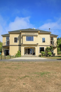 The Historic Schoolhouse Inn,3443 Patricks Point Dr,2 star