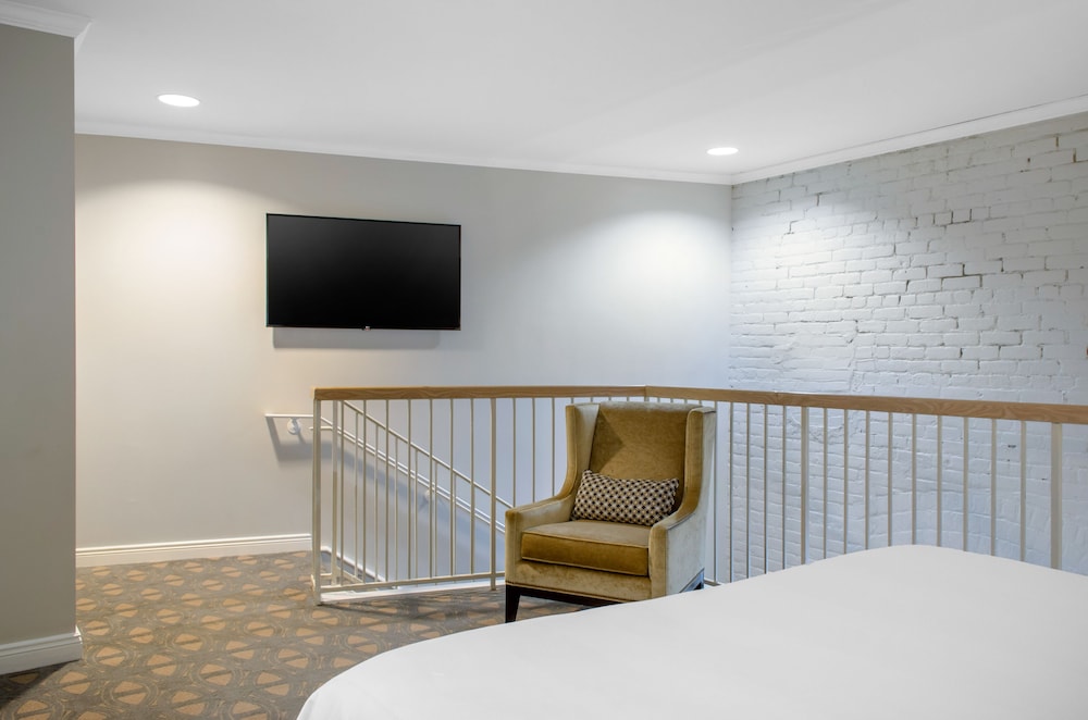 the riverfront hotel new orleans