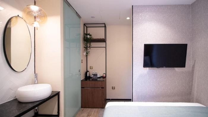 hotel calmo hamilton
