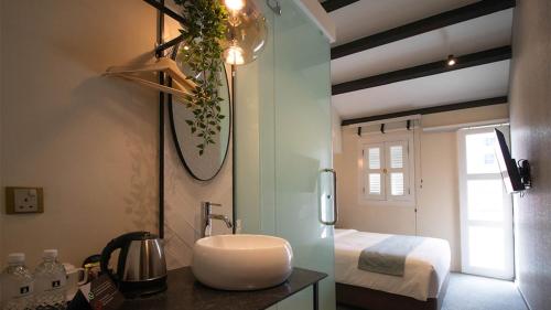 hotel calmo hamilton