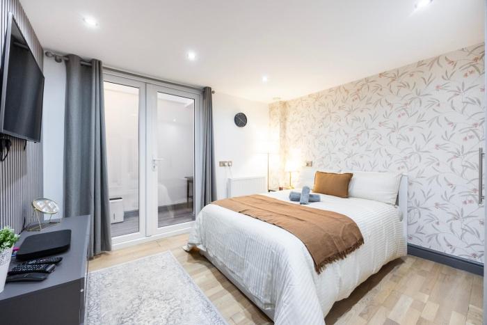 3 bedroom apartment by river thames