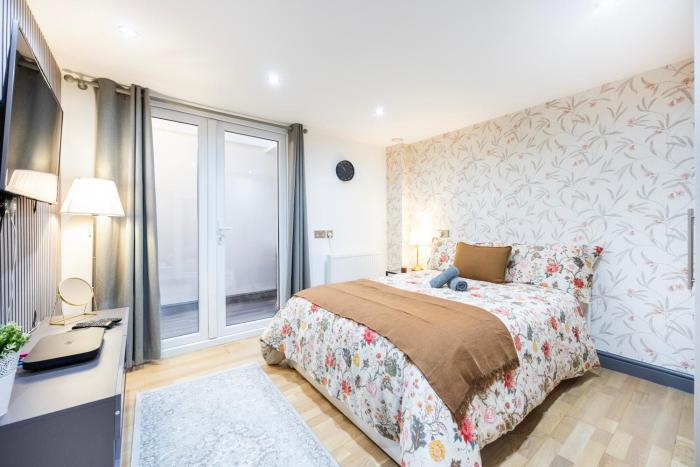 3 bedroom apartment by river thames