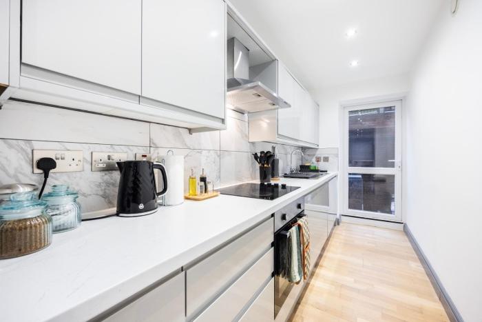 3 bedroom apartment by river thames