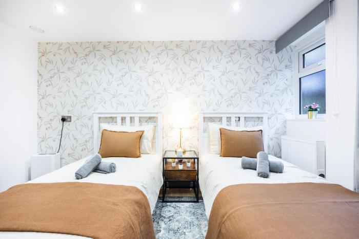 3 bedroom apartment by river thames