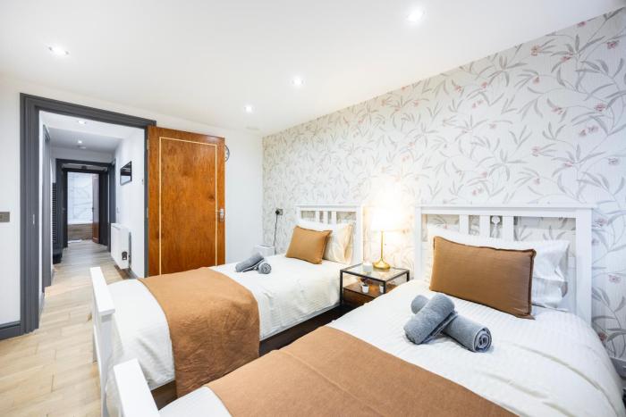 3 bedroom apartment by river thames