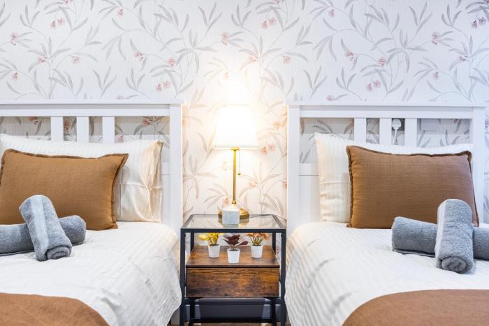 3 bedroom apartment by river thames