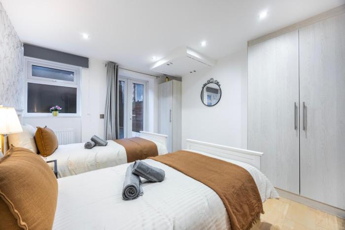 3 bedroom apartment by river thames