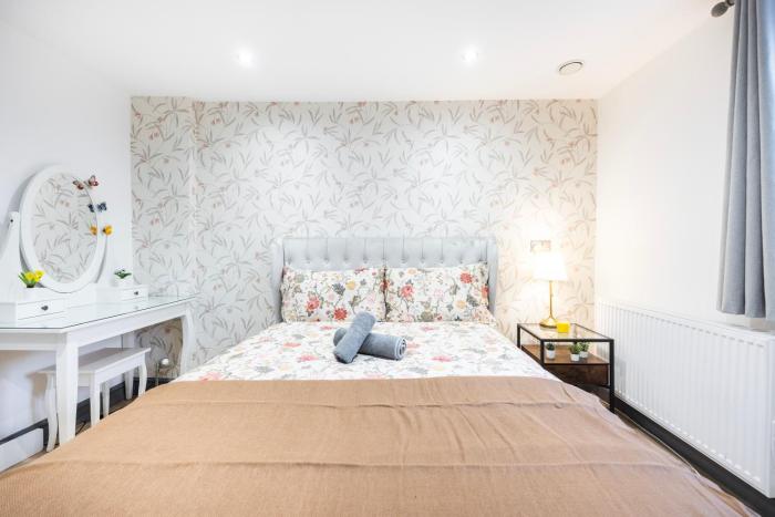 3 bedroom apartment by river thames