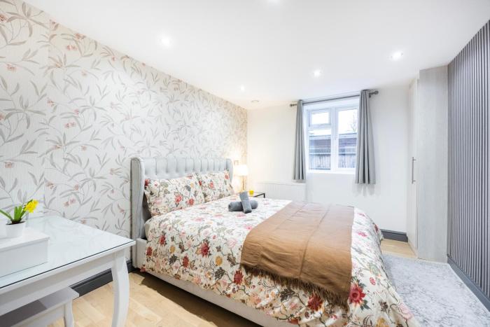 3 bedroom apartment by river thames